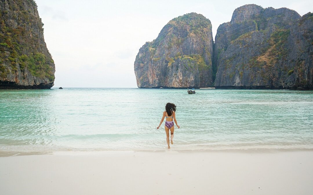 Explore the beauty of natural sea of Kho Phi Phi in Thailand